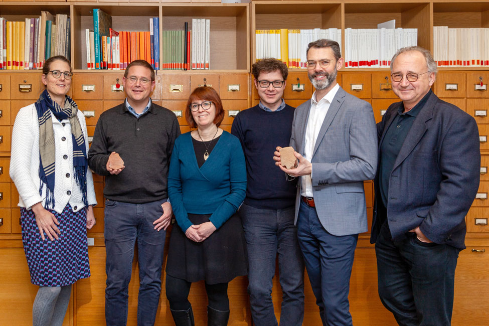 Das Team des HFR-Projekts im Jahr 2023: Susanne Görke, Daniel Schwemer, Elisabeth Rieken, Adam Kryszeń, Charles Steitler und Gerfrid G. W. Müller.