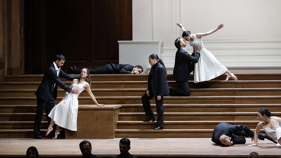 Orfeo ed Euridice 2023: Cecilia Bartoli (Orfeo) mit Tänzerinnen und Tänzer bei den Salzburger Festspielen 2023	