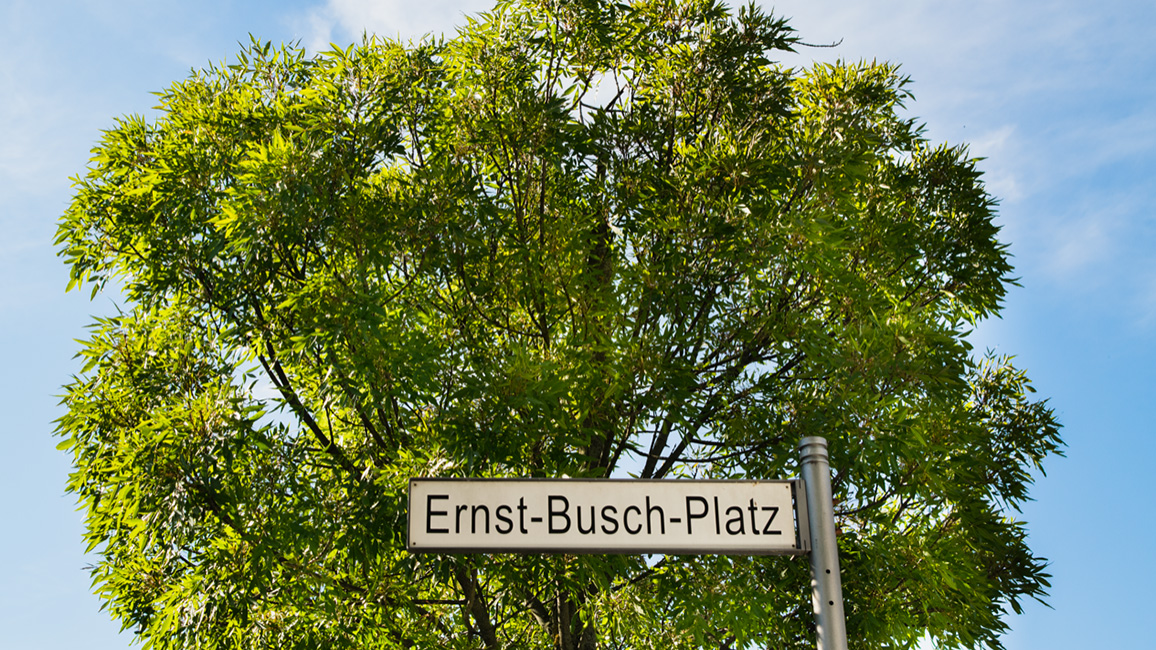 Straßenschild des Ernst-Busch-Platzes in Drewitz