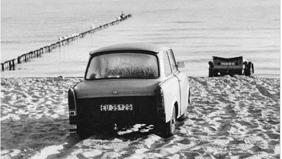 Auto an einem Strand