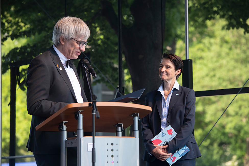 v.l.n.r.: Prof. Dr. Metin Tolan (Präsident der Universität Göttingen), Dr. Marie Luisa Allemeyer (Leiterin „Forum Wissen“)