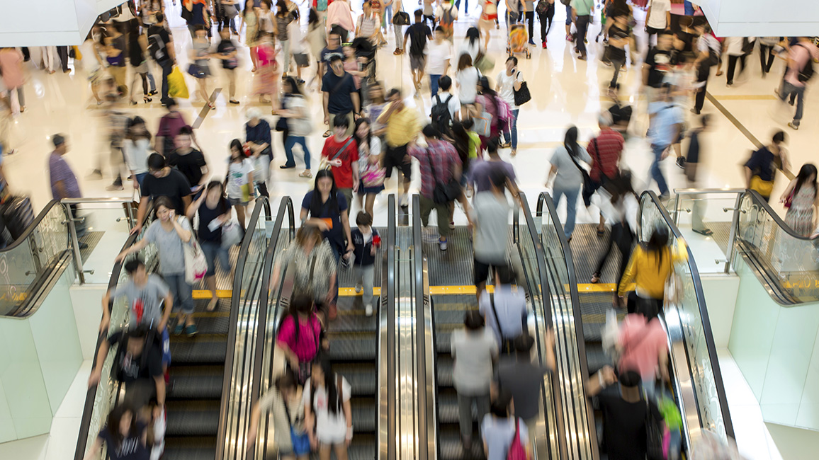 Menschen auf Rolltreppe; © Thinkstock/danielvfung