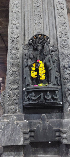 Säulenrelief, das die Heirat der Götting Kamakshi und des Gottes Ekamranatha darstellt
