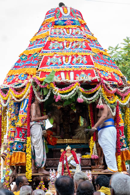 Tempelwagen des Gottes Dipaprakasha bei der Prozession