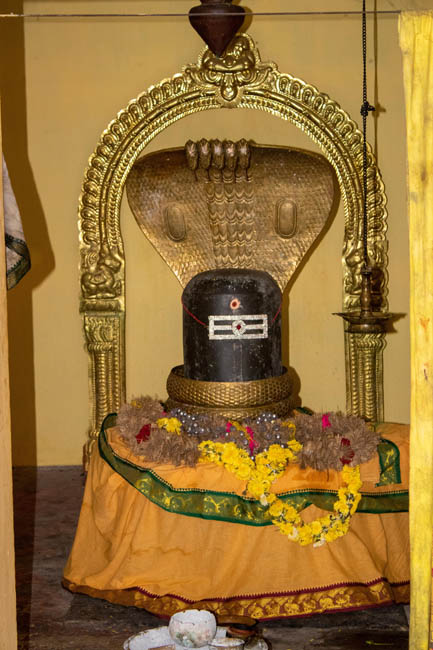 Eine anikonische Darstellung des Gottes Shiva im zentralen Schrein des Tempels