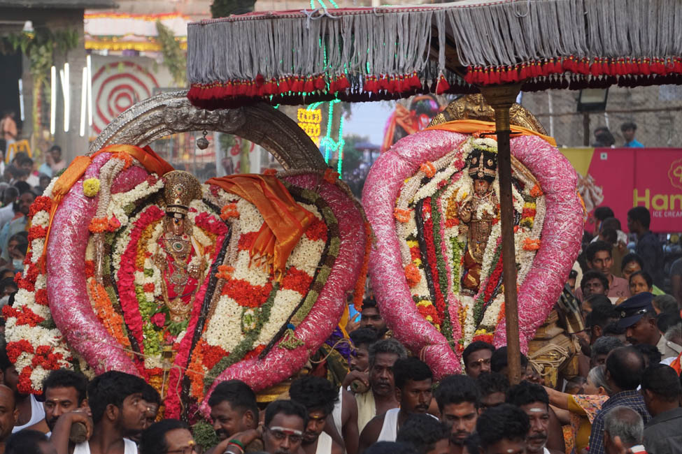 Das Göttliche Hochzeitspaar Ekamranatha und Elavakulali während der Hochzeitsprozession