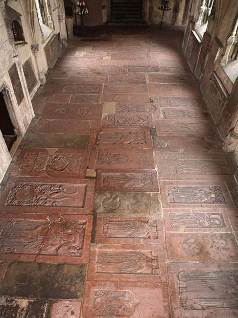 Grabplatten im Kreuzgang des Regensburger Domes, wie im Mittelalter und in der frühen Neuzeit üblich, im Boden eingelassen.  