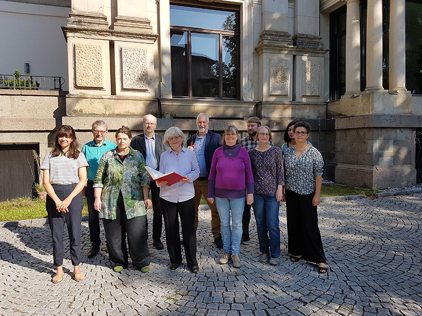 Das Team der Arbeitsstelle „Althochdeutsches Wörterbuch“ im Hof des Akademiegebäudes