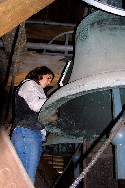 Glockeninschriften in Kirchtürmen zu dokumentieren erfordert Schwindelfreiheit.