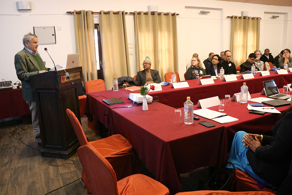 04.	Projektleiter Prof. Dr. Axel Michaels bei einer Präsentation während einer Konferenz in Patan, Nepal 2019