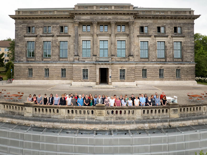 Belegschaft vor dem Goethe- und Schiller-Archiv in Weimar