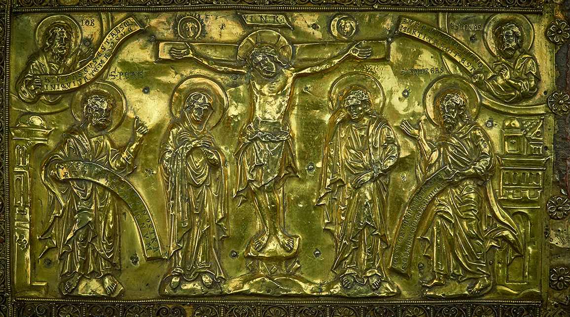 Silbervergoldete Deckplatte des sog. Katharinenreliquiars (1230/1240) im Quedlinburger Domschatz mit einem getriebenen Flachrelief der Kreuzigung Christi. Zahlreiche gravierte Inschriften geben die Namen und die Rede der dargestellten Personen wieder. 