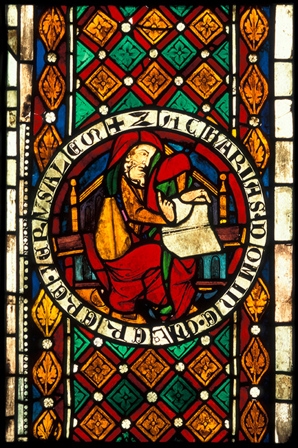 Propheten Zacharias mit Umschrift in Medaillon, Glasfenster (um 1300), St. Dionysius, Esslingen. Im Wort MISERERE ist der Buchstabe S verloren und durch ein ornamentales Glasfragment ersetzt.