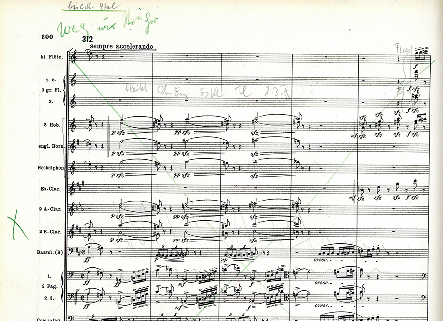 Eine Seite aus der in der Kritischen Ausgabe erstmals edierten, von Strauss 1929 für die lyrische Sopranistin Maria Rajdl angefertigten neuen Dresdner Fassung der „Salome“, mit abgedämpftem Orchestersatz – hier: Streichung des kompletten Bläsersatzes durch Strauss und Vermerk: „Weg, nur Streicher“.