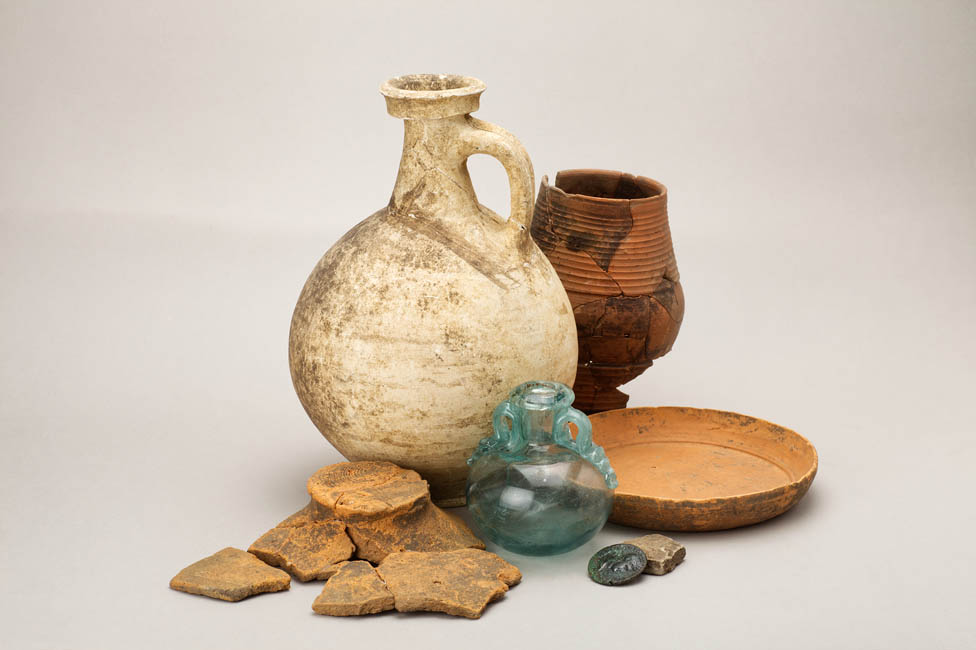 Alte Vasen, Glaskaraffe und Tonscherben