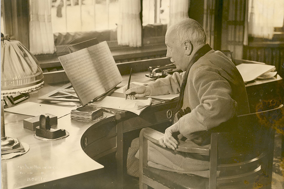 Richard Strauss als über Achtzigjähriger beim Komponieren am Schreibtisch seiner Garmischer Villa (heute Sitz des Richard-Strauss-Archivs).