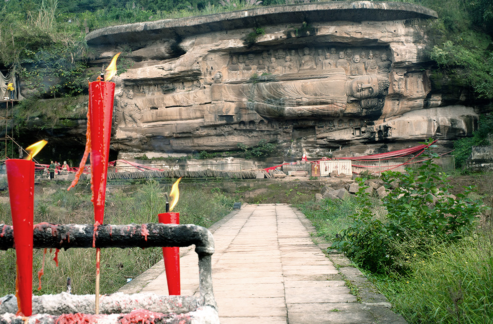 Im Hain des Liegenden Buddha in der Provinz Sichuan mit der Kolossalstatue aus dem 8. Jahrhundert sind in Höhlen im Fels Sutratexte mit über 400.000 Schriftzeichen eingemeißelt.