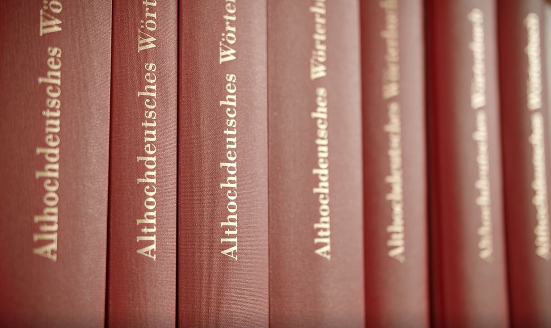 Bände des „Althochdeutschen Wörterbuchs“, das seit 1952 im Druck erscheint