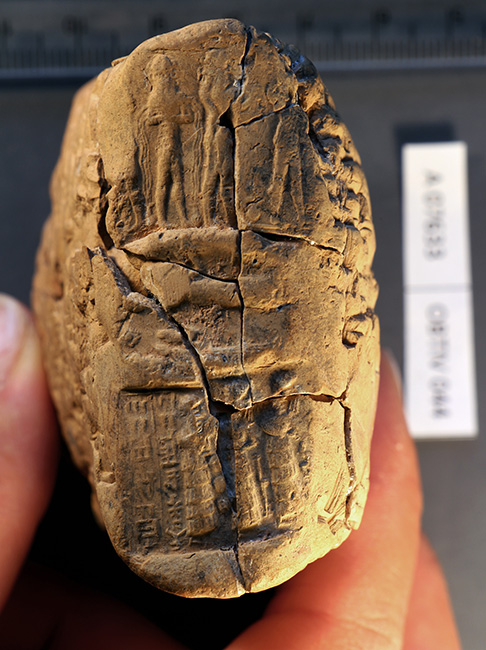 Tontafel-Hülle mit drei Siegelabrollungen aus dem altbabylonischen Ishchali (Irak, 20.-19. Jh. v. Chr.)