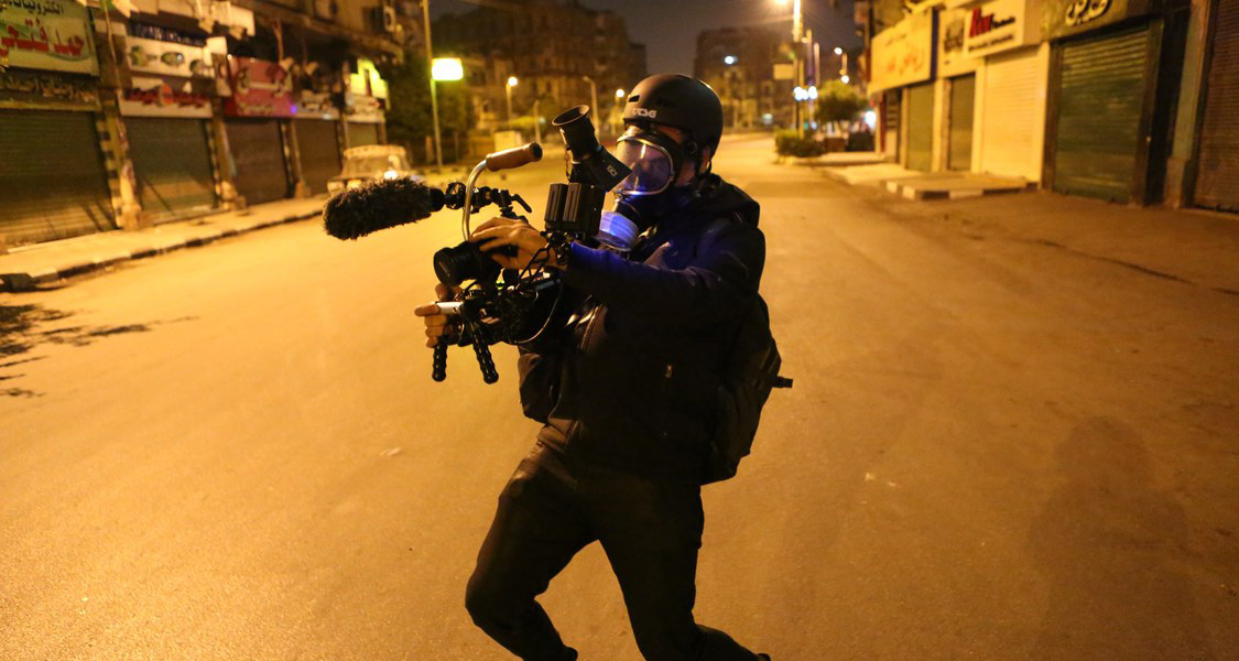 Filmschaffender mit Kamera in Kairo bei den Unruhen 2011