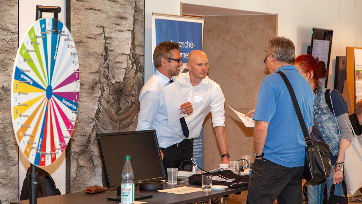 Akademientag 2019: PD Dr. Sebastian Kaufmann, Teilprojektleiter, im Gespräch mit Besucherinnen und Besuchern