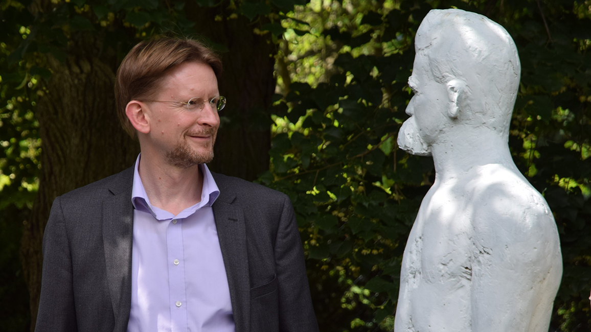 Prof. Dr. Andreas Urs Sommer, Forschungsstellenleiter, im Gespräch mit Nietzsche