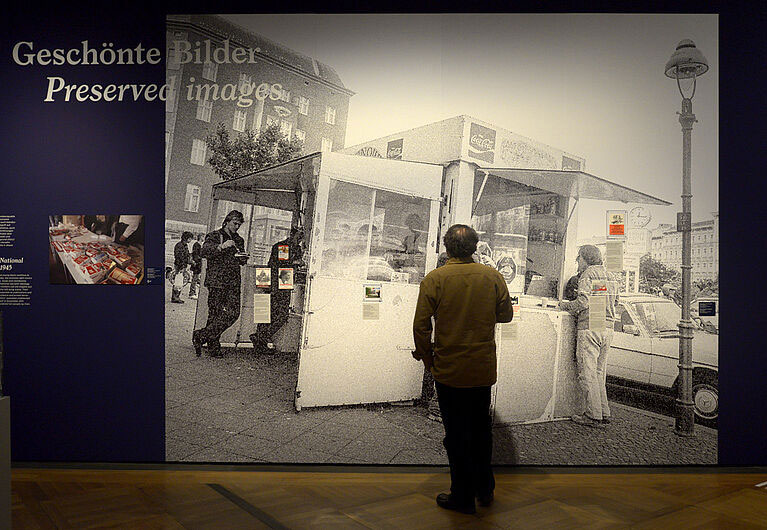 Einblick in die Ausstellung „Angezettelt. Antisemitische und rassistische Aufkleber von 1880 bis heute“ im Deutschen Historischen Museum Berlin 2016.
