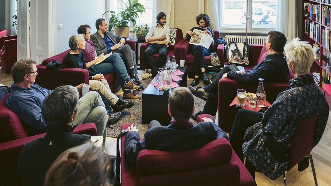 Menschengruppe im Kreis: Annemie Vanackere vom HAU (Hebbel am Ufer Berlin) als Teatime-Gast der Woche.