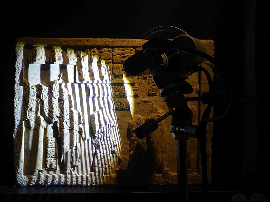 Digitale Dokumentation mit Hilfe eines Streifenlichtscanners einer Hieroglyphentafel aus dem Fundort Dos Pilas.