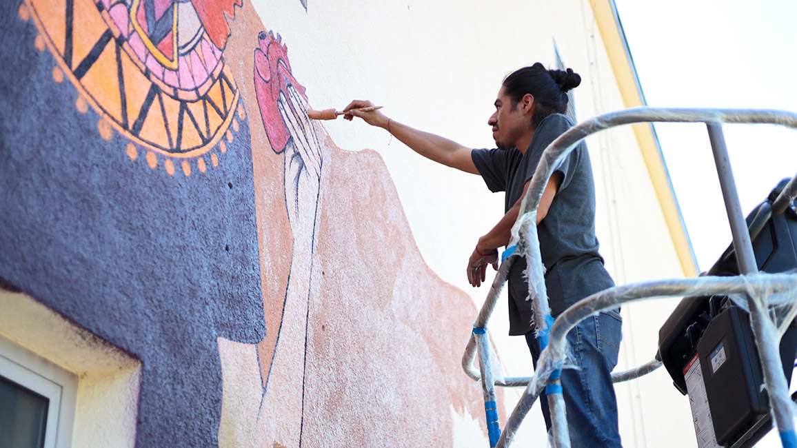 Streetart Künstler SANER malt sein Wandbild an der Julius-Springer-Schule in Heidelberg