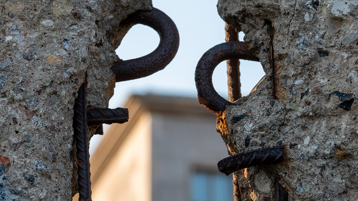 Stück von der DDR-Mauer; Adobe Stock/Lois GoBe 