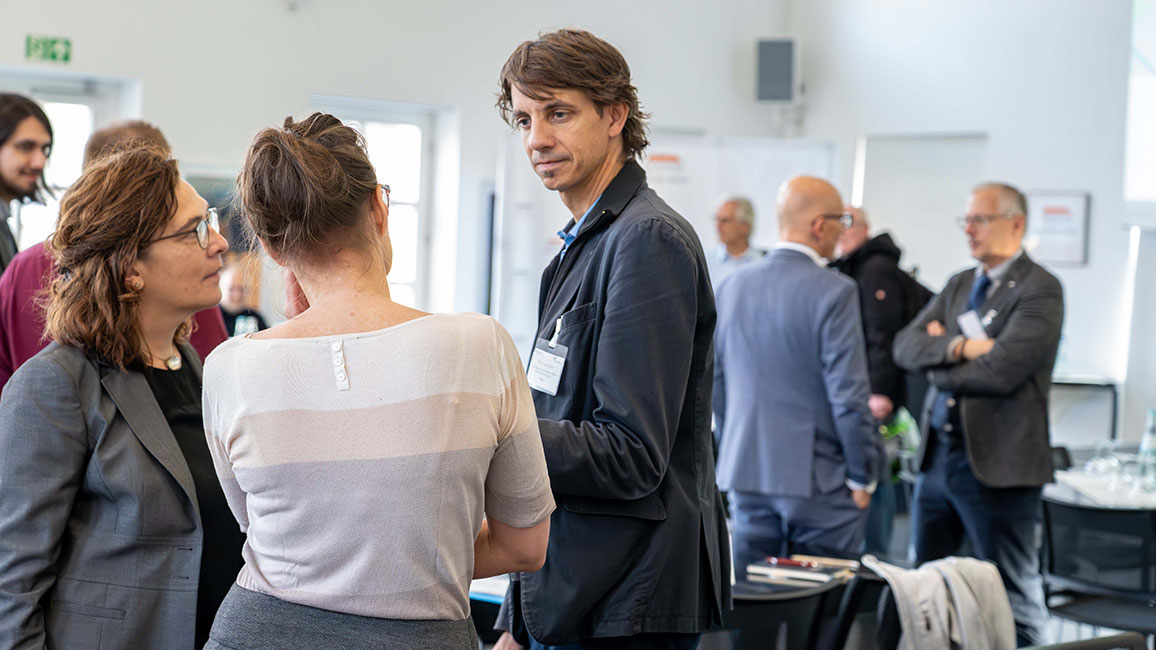 Personen stehen in einer Gruppe