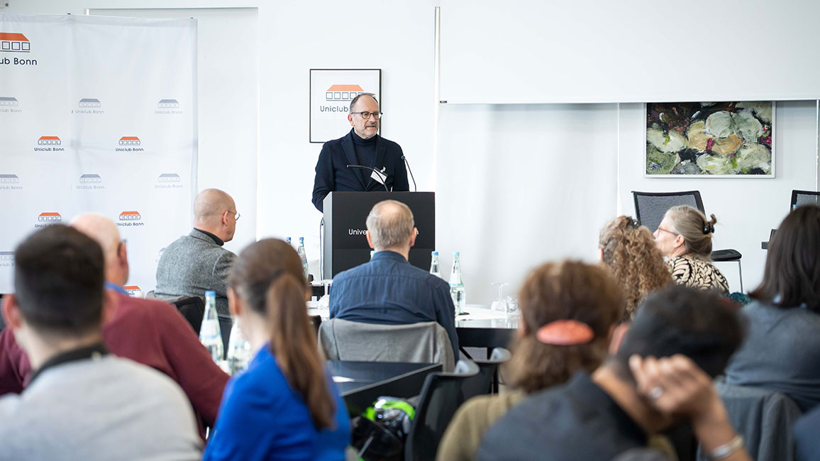 Person hält Vortrag vor einem Publikum