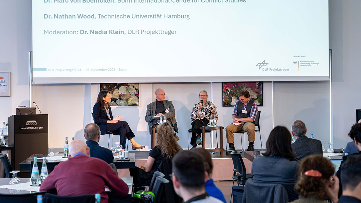 Menschen auf einem Podium
