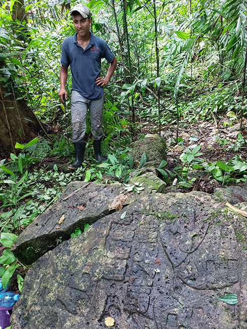 Entdeckung neuer Inschriften in Guatemala: das Projekt arbeitet nicht nur in der Arbeitsstelle an der Universität Bonn, sondern dokumentiert Mayahieroglyphen auch vor Ort in Guatemala, Mexiko, Belize und Honduras.