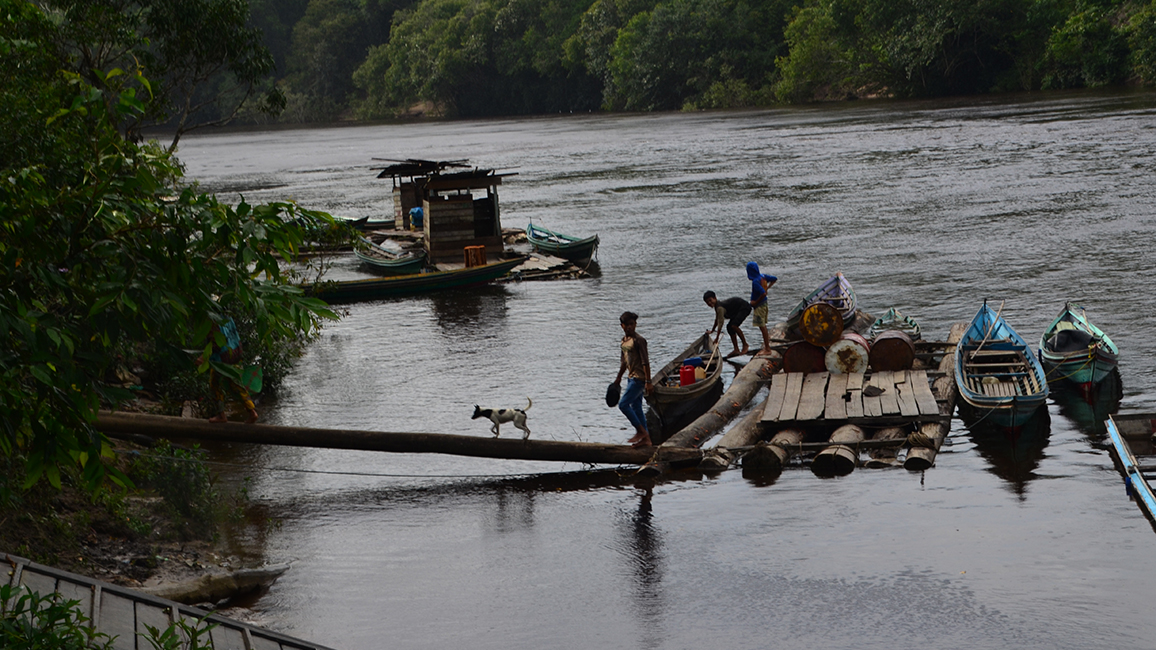 Menschen mit Booten auf einem Fluss
