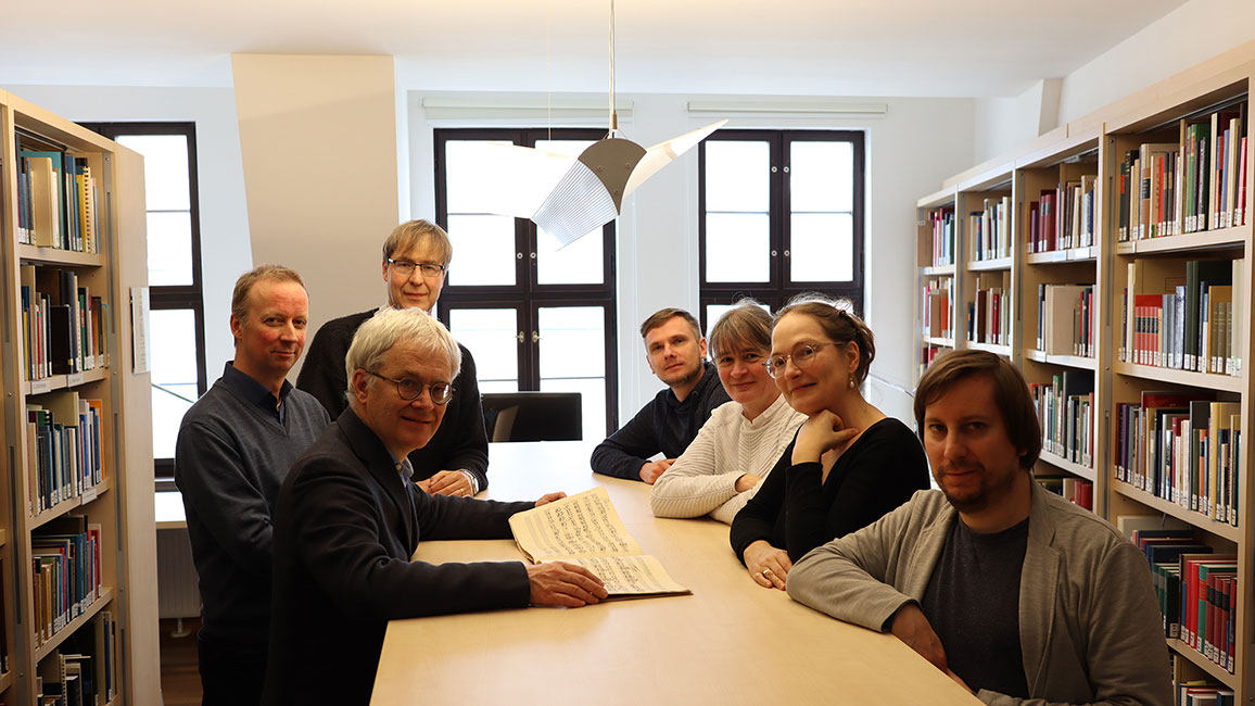 Bach-Forscherinnen und Forscher des Bach-Archivs und der Sächsischen Akademie der Wissenschaften bei der gemeinsamen Quellenbegutachtung