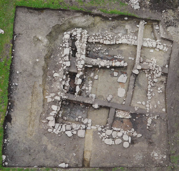 Pfaffenhofen-Hörtenberg. Grabungsfläche 2013 mit erhaltenen Mauern der Häuser 1 und 2.