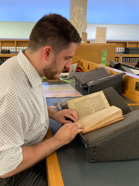 Jonas Narchi M.A. bei der Handschriftenrecherche an der ältesten vollständigen Handschrift der Epistola apologetica Anselms von Havelberg in der British Library, London