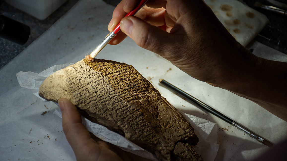 Restaurierung einer Tontafel im Irak-Museum in Bagdad