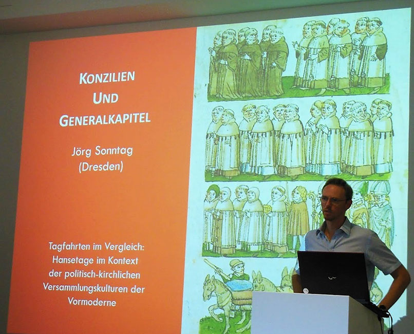 PD Dr. Jörg Sonntag stellt im Rahmen einer am Europäischen Hansemuseum in Lübeck stattfindenden Summerschool zu mittelalterlichen Versammlungskulturen (2019) die Innovativität der Ordensparlamente in vergleichende Perspektive. 