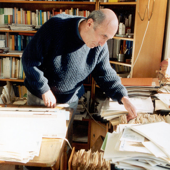 Niklas Luhmann an seinem Schreibtisch mit Zettelkasten 