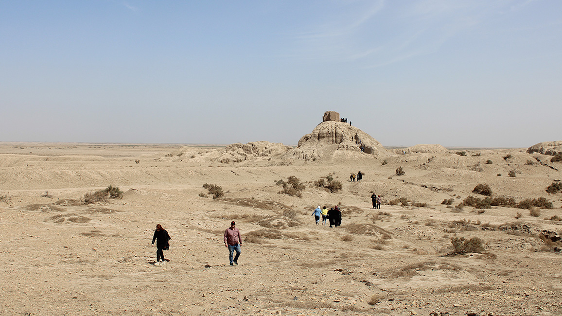 Der Tempelturm („Zikurat“) von Nippur, einer sumerischen Stadt südöstlich des heutigen Bagdad. Dort wurde u. a. der bis heute älteste bekannte Stadtplan der Welt gefunden.