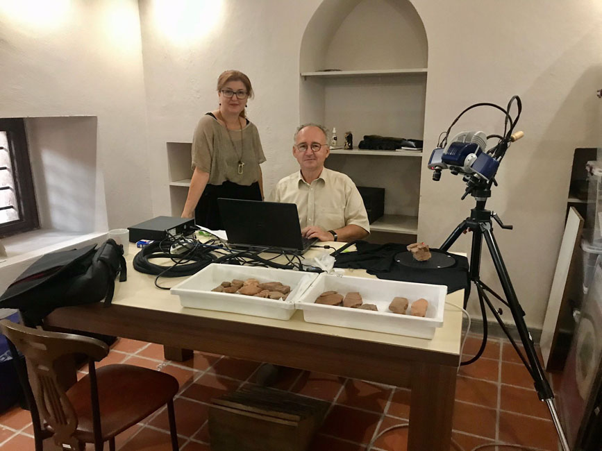 Gerfrid G. W. Müller bei der Erhebung von 3D-Daten von Keilschrifttafeln im Museum für Altanatolische Kulturen in Ankara: neben ihm Mine Çifçi, Kuratorin des Museums und Kooperationspartnerin von HFR.