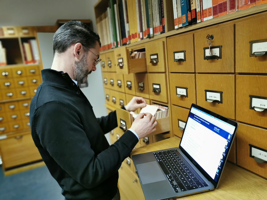 Charles Steitler bei der Arbeit im Hethitologie-Archiv der Mainzer Akademie. Die Karteikästen der lexikalischen Sammlungen des Hethitologie-Archivs umfassen über eine Million Karten, die über viele Jahre von Heinrich Otten und Projektmitarbeitern erstellt wurden. Trotz der fortschreitenden Digitalisierung handelt es sich beim lexikalischen Archiv immer noch um eine Ressource, die jedes Jahr auch Gäste aus dem In- und Ausland mit großem Gewinn für ihre Forschungen nutzen.