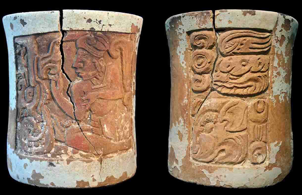 Miszellentext 2 aus Uxul: Zahlreiche Inschriften finden sich nicht nur auf 			Steinmonumenten, sondern auch auf Keramikgefäßen, die in der Regel in 		Gräbern deponiert wurden. Die Inschrift besagt, dass es sich um das Trinkgefäß 		eines jungen Prinzen handelt.