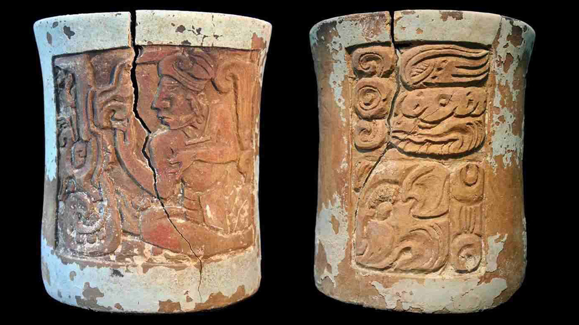 Miszellentext 2 aus Uxul: Zahlreiche Inschriften finden sich nicht nur auf 			Steinmonumenten, sondern auch auf Keramikgefäßen, die in der Regel in 		Gräbern deponiert wurden. Die Inschrift besagt, dass es sich um das Trinkgefäß eines jungen Prinzen handelt.