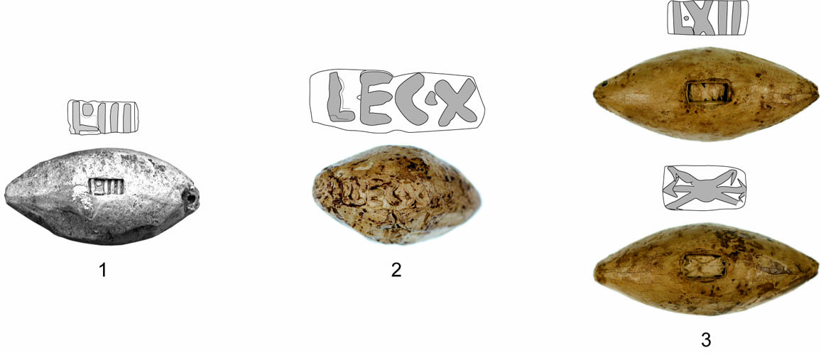 Septimerpass. Schleuderbleie mit Stempeln der 3., 10. und 12. Legion. Auf der Rückseite des Schleuderbleis der 12. Legion ist ein Blitzbündel gestempelt.