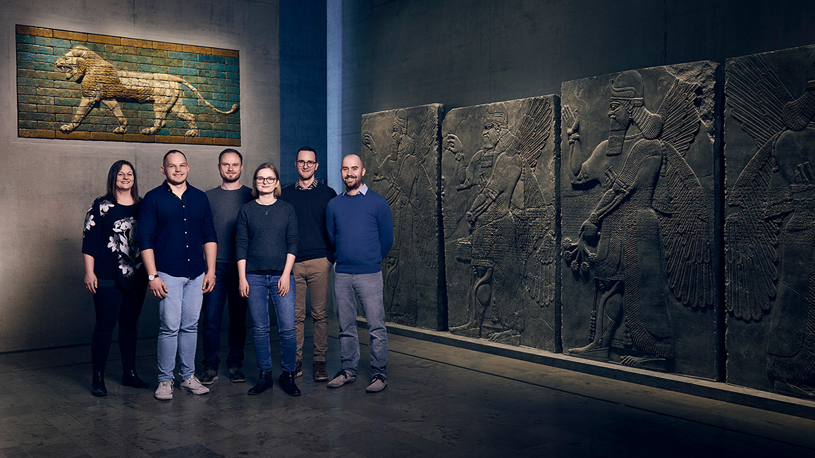 Das CAIC-Team der Münchner Arbeitsstelle im Staatlichen Museum Ägyptischer Kunst, das auch einige Objekte aus dem antiken Mesopotamien zeigt: Sophie Cohen, Dr. Nicholas Kraus, Tonio Mitto, Anna Kolba, Fabian Simonjetz und Felix Rauchhaus (v. l. n. r.)