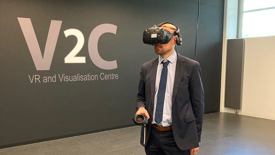 Dr. Matteo Burioni mit VR-Brille im Leibnizrechenzentrum (LRZ)